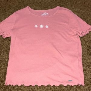 Hollister XS short sleeve shirt 3 daisies on front, cute scalloped edges…